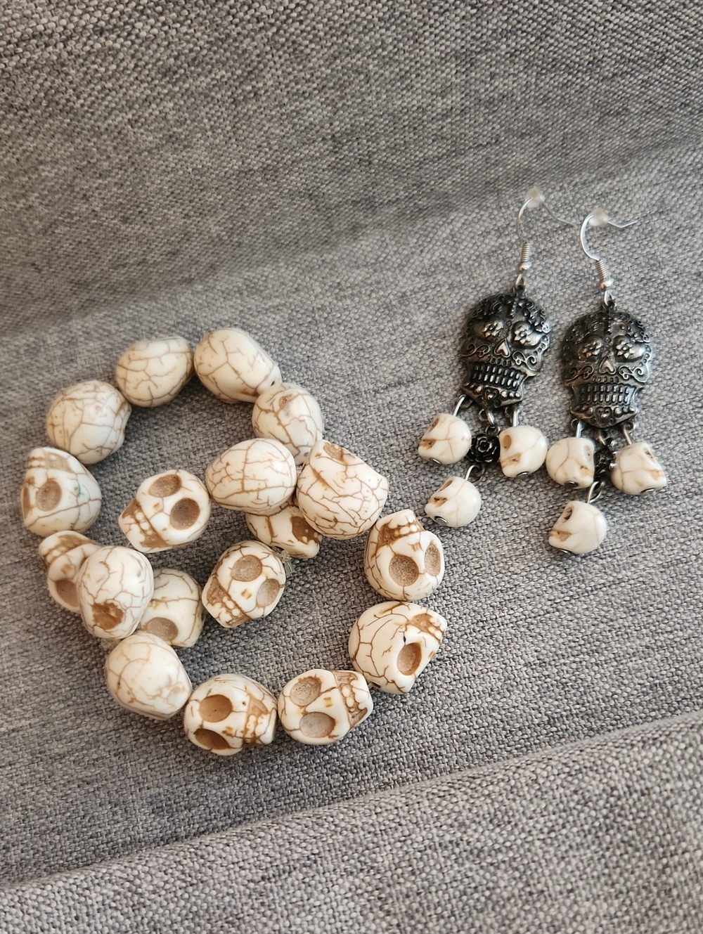 Day Of The Dead-Skull Bead Bracelet and Dangle Earrings Set - Ivory Skull Design